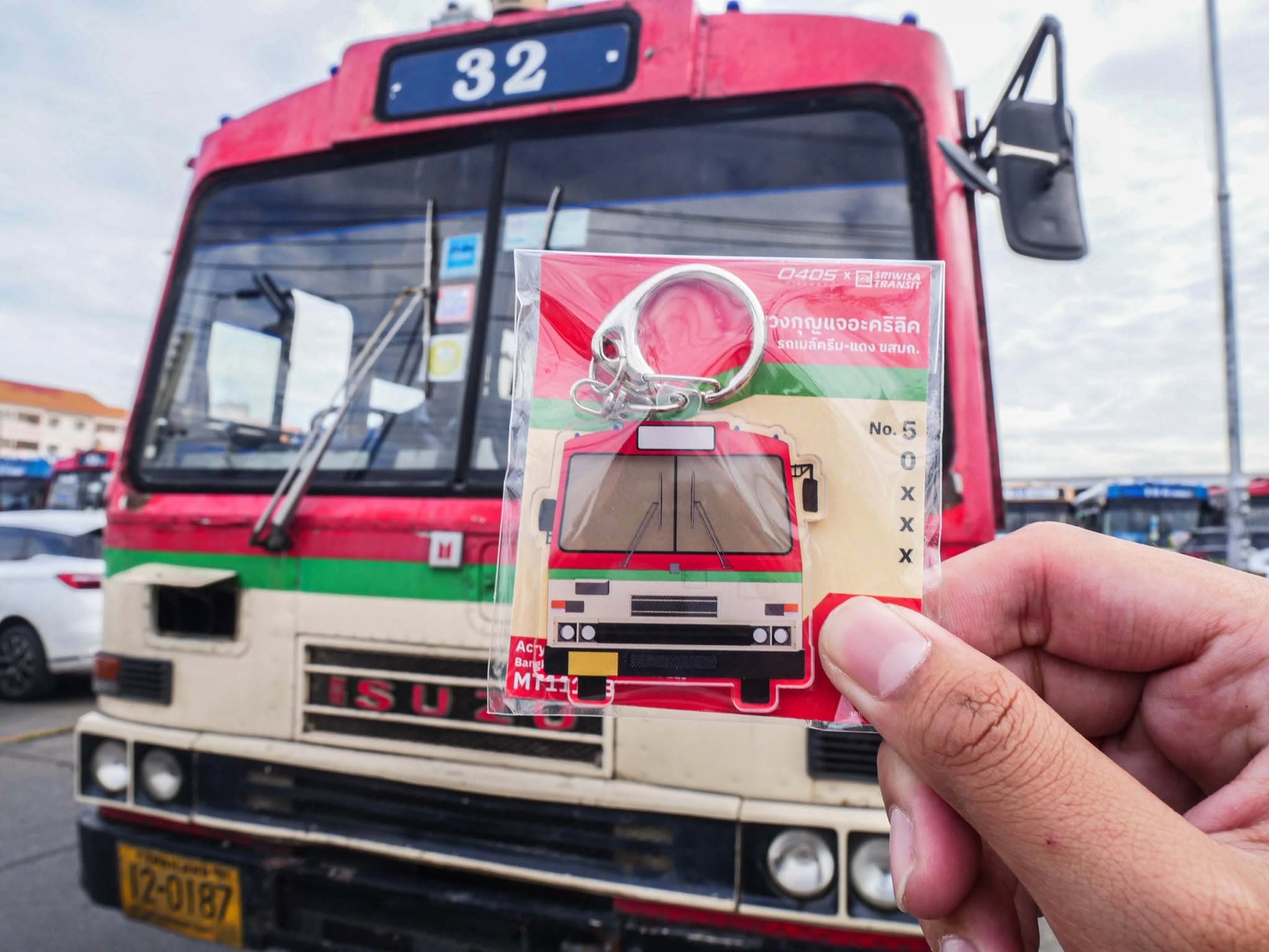 พวงกุญแจรถเมล์ครีมแดงรุ่น MT111QB ของที่ระลึกก่อนจากลา